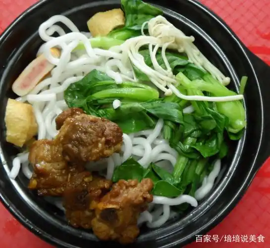 有一碗泡椒鸭肠,里面有一些红红的海椒,看着美味极了