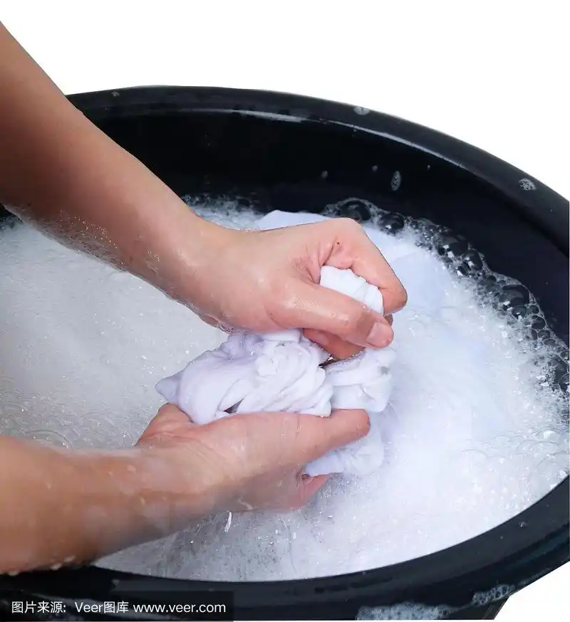 一个女人在肥皂水中手洗衣服,孤立在白色的背景上.