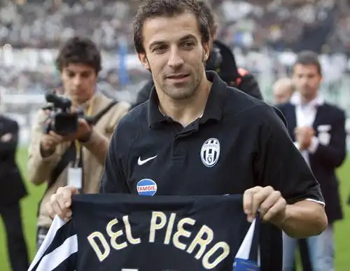 图文意乙尤文图斯vs布雷西亚皮耶罗展示纪念球衣