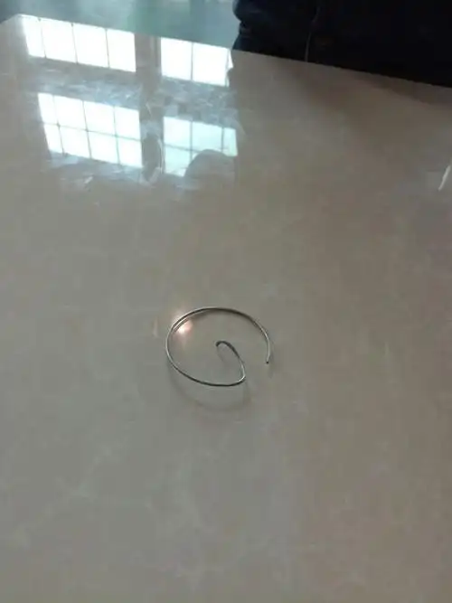 但你想不到铁丝还可以制作陀螺用来比赛