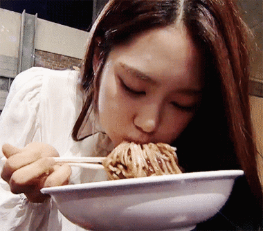 吃什么都吃得很香的女团爱豆,美女大口吃东西也太馋人啦!