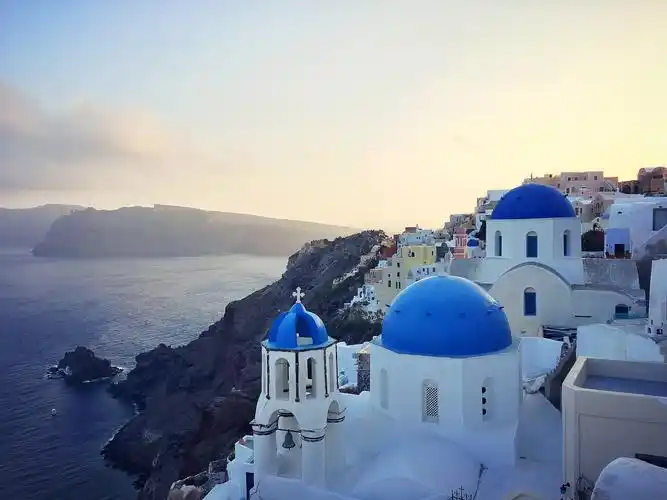 圣托里尼是在希腊大陆东南200公里的爱琴海上由一群火山组成的岛环