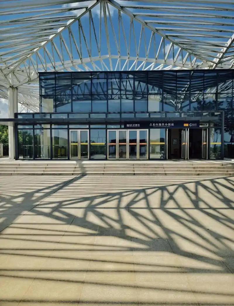 别担心,青龙山地铁小镇来拯救你的脚步!