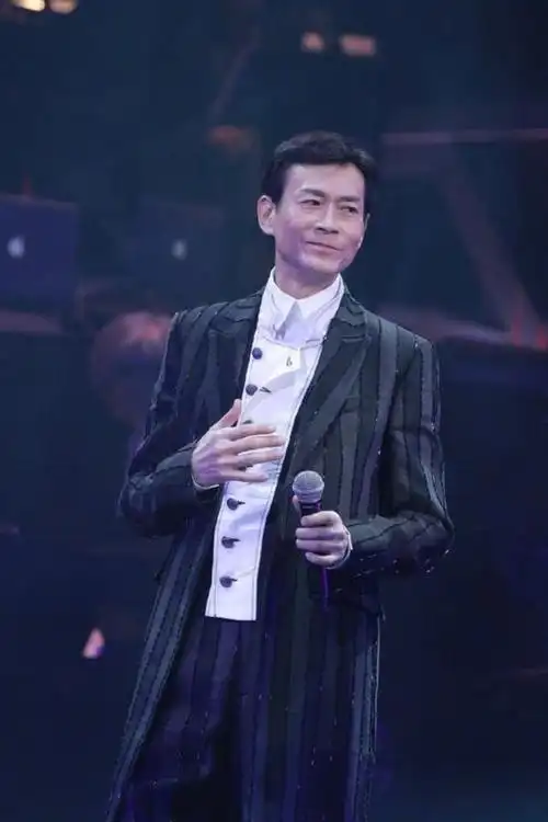 76岁郑少秋不服老!常年戴假发风度翩翩气质儒雅,真是帅了一辈子