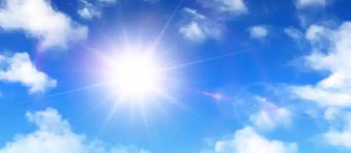 蓝色空白云阳光明媚的背景下,蓝色天空白云和太阳照片