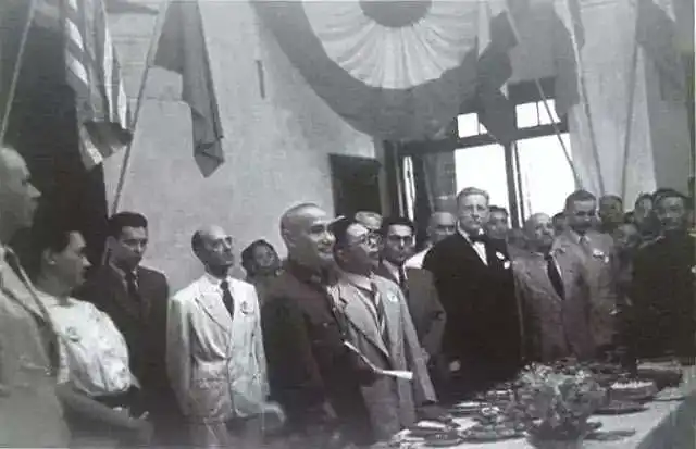 1954年3月17日,蒋介石在位于台湾的"总统府"中,向着远在美国的吴国桢