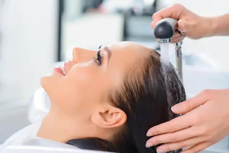 理发师正在清洗年轻女子的头发女生头发