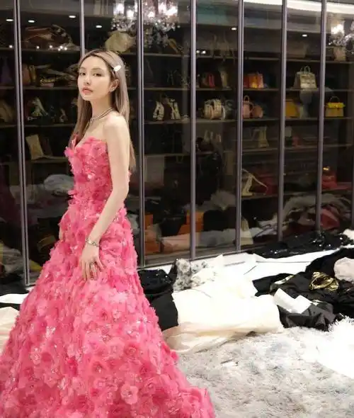 周扬青超奢华更衣室,身后"满满爱马仕墙"吸眼睛_包包_礼服_名牌