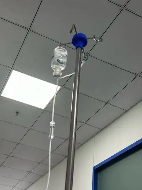 扛了一个星期,都没扛住#输液 #流感来袭 #一个人打点滴 # - 抖音