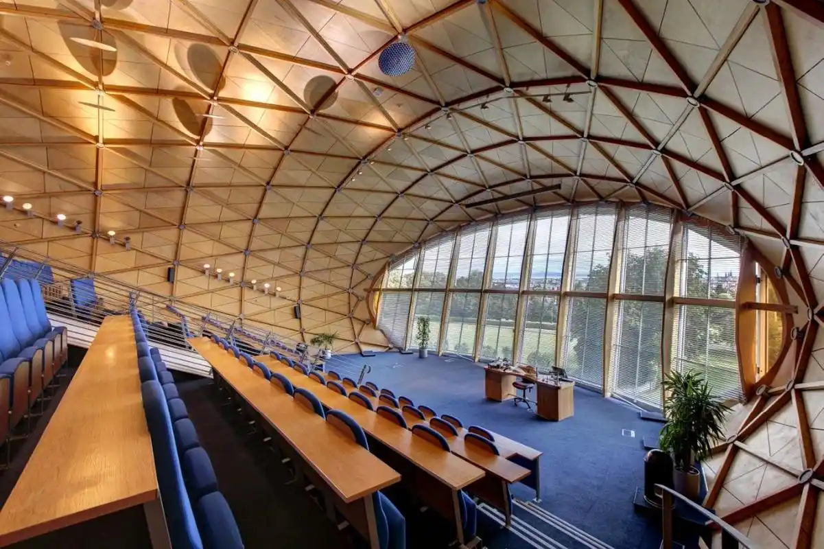 英国学校介绍--爱丁堡龙比亚大学 92 爱丁堡龙比亚大学是英国苏格兰