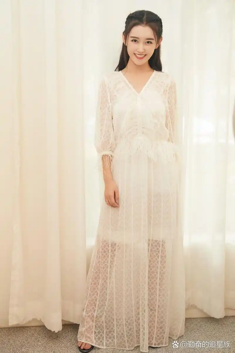 今天和22岁的蒋依依女神一起在北京市朝阳区的小公园散步,她穿着纯