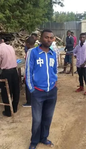 非洲黑人最时髦的衣服是你扔掉的二手货