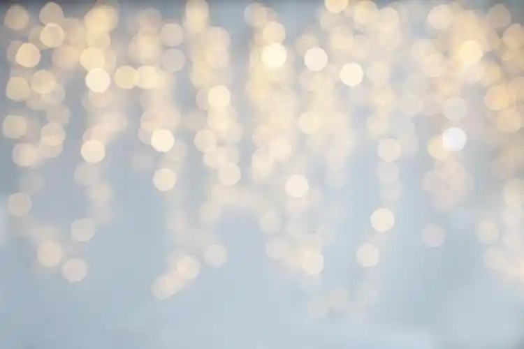 模糊背景上的白色光晕