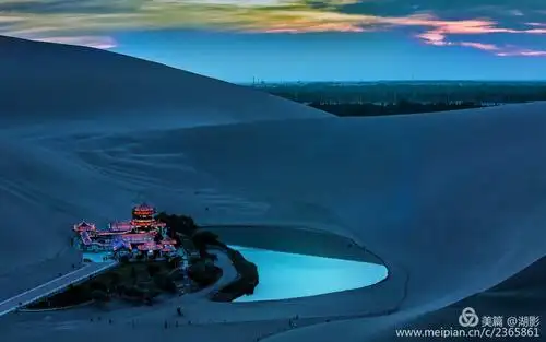 沙漠奇观月牙泉