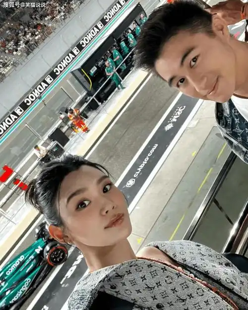 奚梦瑶跟何猷君一起看在看台上观看,两人还晒出了甜蜜的同框照片