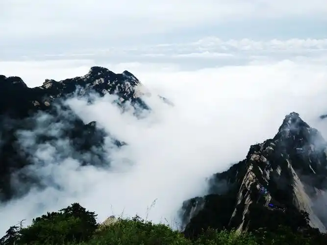 北岳的雄浑气象,北宋著名画家郭熙则用"恒山如行"来勾勒其群峰奔突的