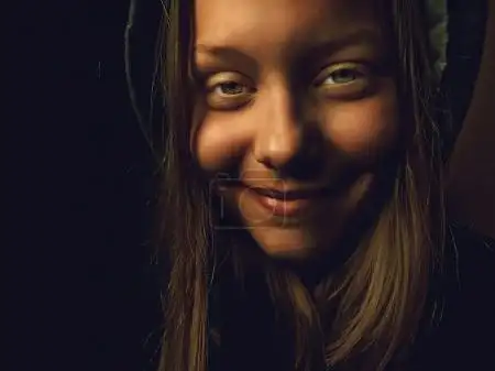 一个魔鬼的青少年女孩,带着阴险的微笑的画像