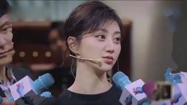 火星情报局: 景甜被人跪着采访,吓得她也跟着跪下,有种成亲的感觉!