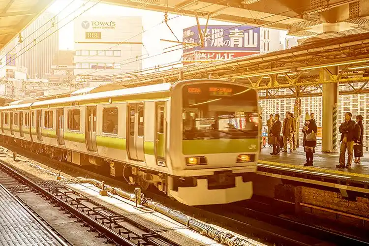 夕阳下的东京jr山手线列车正缓缓进站 f5.6,1/80秒,iso200