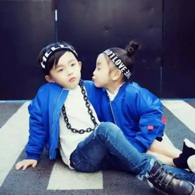 超萌高清的可爱情头小孩一左一右图片,情侣头像图片