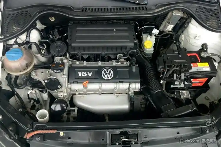 大众polo发动机舱