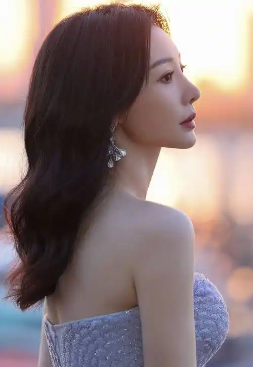 柳岩鱼鳞连衣裙优雅时尚写真_美得_有料_网友