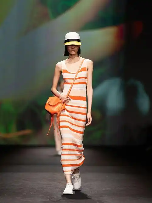 衣柜里永远缺的那一条裙子就在秀场上2024秋冬上海时装周