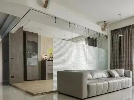 客厅玻璃隔断效果图 装修设计图