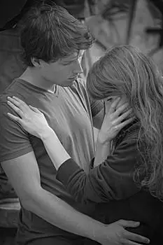 女人抱着男人哭图片