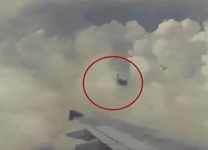 未解之谜:飞机上拍摄到的诡异图片,难道云上真的有人存在?