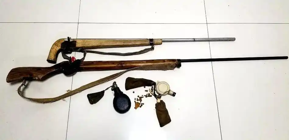 "连襟"俩自制火枪还相约打猎 却在这一幕后当场蔫了!