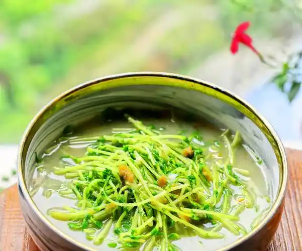 鲜嫩清甜的上汤豆苗本期导语:皮蛋平时都是拿来凉拌,q弹爽滑.