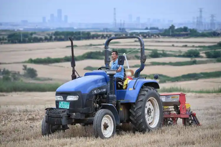 6月16日,长丰农机专业合作社的农机手驾驶拖拉机,在西安市长安区