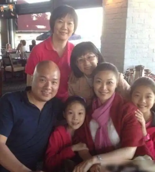 52岁"瑛姑"蒋文端近照气质好,已成国家一级演员,老公长相憨厚