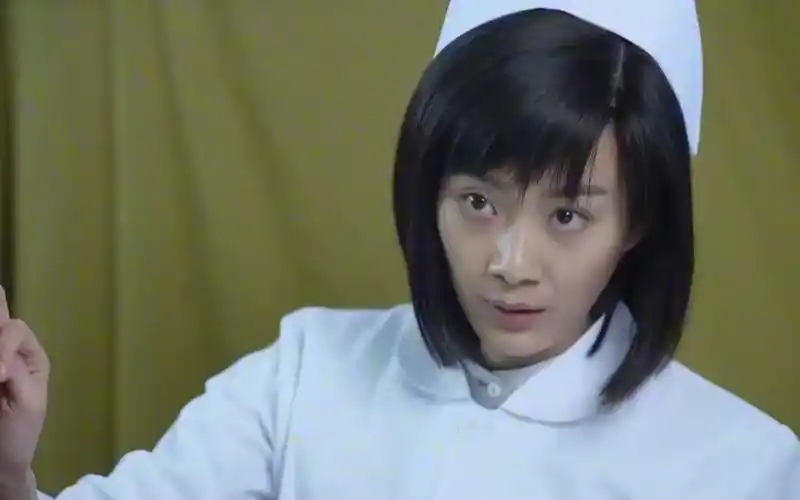 战地枪王:鬼子疯狂砸门,战士跟护士跳窗逃跑,看的惊心动魄!