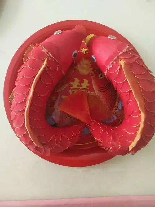 这是妈妈为她已结婚的孙辈手工做的红鲤鱼,寓意孩子们年年有余,幸福