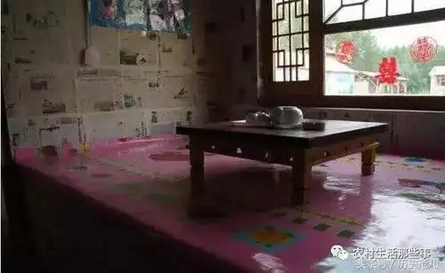 东北大炕都是火炕,与外屋地的大灶坑相连接,烧火做饭时烟就从炕下面的