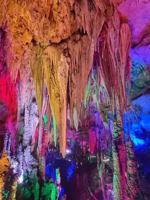 贵州绥阳万佛洞国内唯一高山溶洞