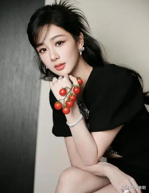 杨紫最新活动美照,穿镂空黑裙大秀好身材,甜辣造型美翻了