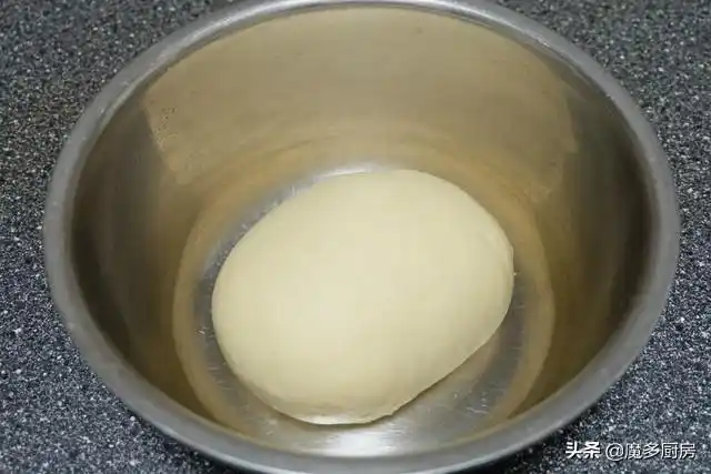 7,揉好的面团揉成团,放到小盆里,盖上保鲜膜或盖子,放到温暖处发酵至2