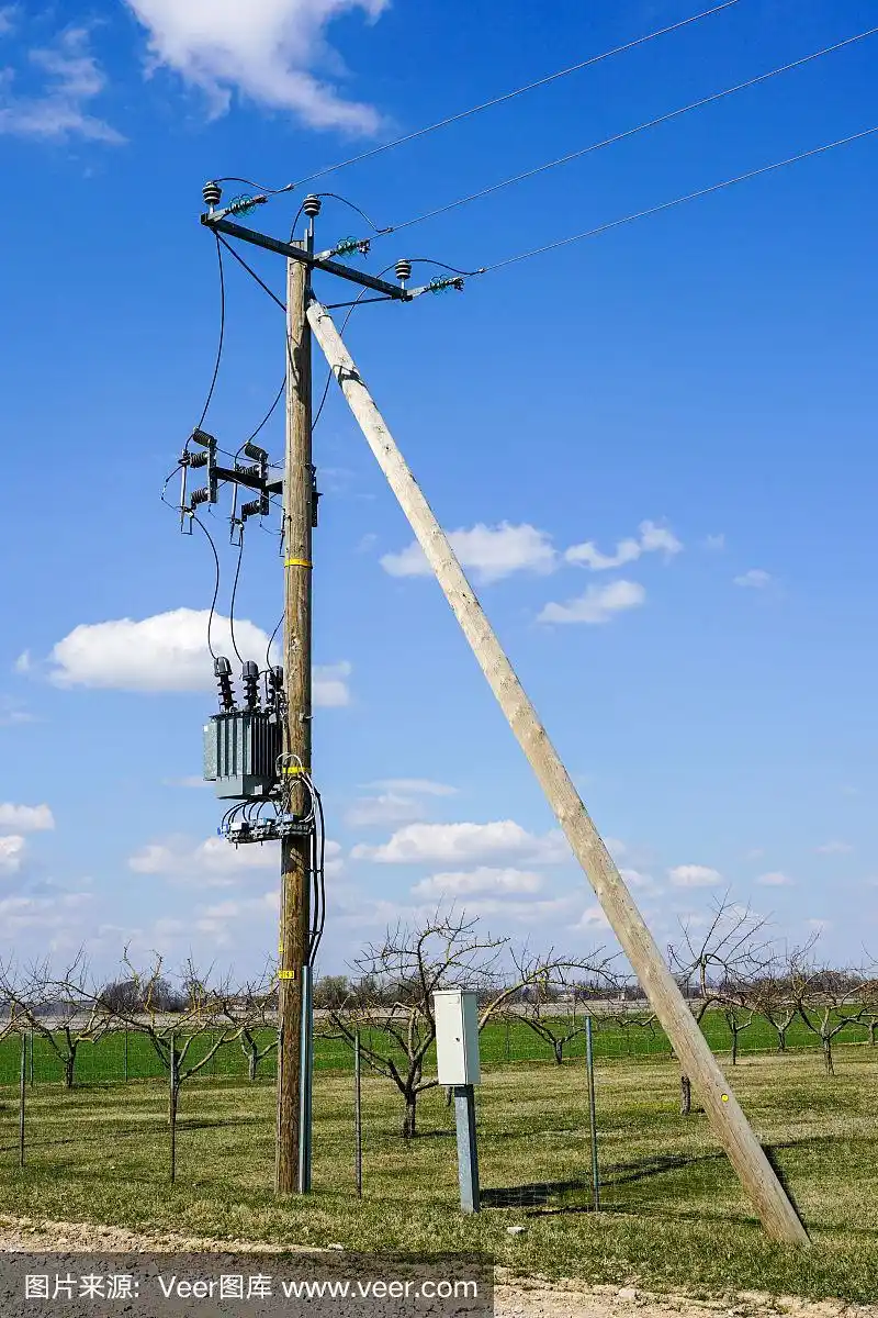 农村地区带变压器的木制电线杆