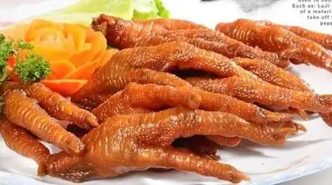 p>卤鸡爪又叫卤鸡脚,是以鸡爪作为主要食材的家常小菜.