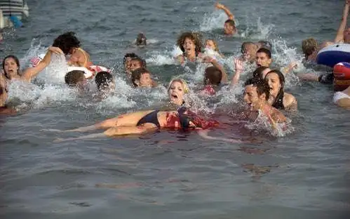 食人鱼袭击美女,场面不忍直视!