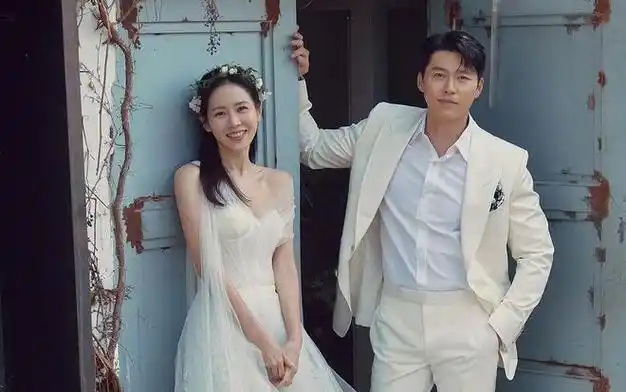 孙艺珍晒婚照庆结婚2周年与玄彬靠门拍照好恩爱坐花屋里好美