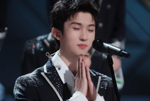 int01后台采访突然林墨摔倒,据说腰伤突发,表情让人心疼