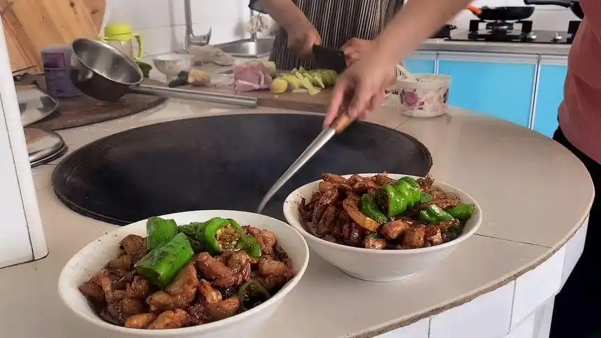 在农村婆媳配合做饭,一家人平凡的日子简单幸福