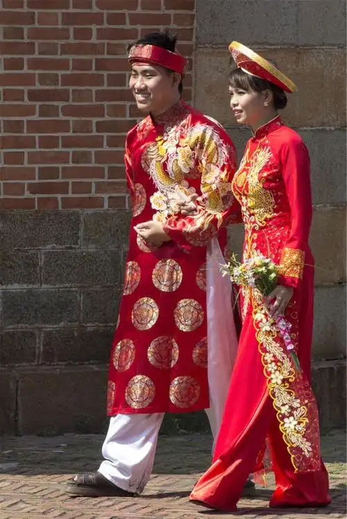 因为在越南婚姻还是父母一手包办的,有很多的年轻人结婚并不是有情人