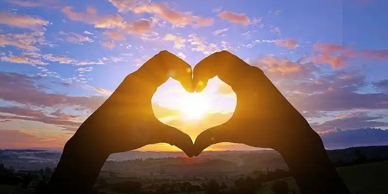 红色心形手势比心情人节情侣示爱七夕爱心浪漫光斑太阳背景情人节爱心