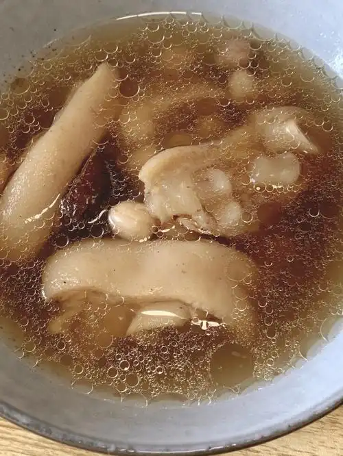 把猪脚 花生 红枣 姜片放饭煲里,加适量清水 选煲汤模式36615快好