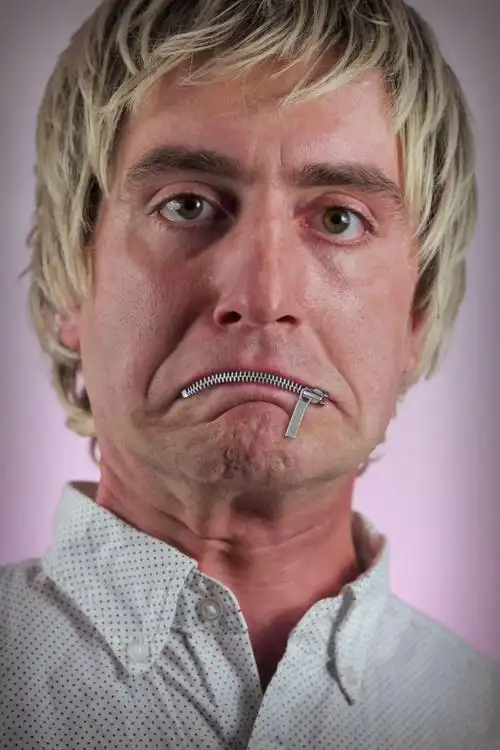 金发老人嘴巴上的拉链